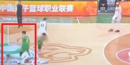 星空体育登录入口-什么情况？辽粤大战争议画面曝光 徐杰被撞倒 技术台人员竟鼓掌