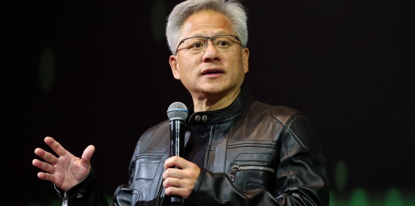 星空体育-最新画面！黄仁勋“赶上”正在加油的“空军一号”，最后一刻登机！白宫回应：黄仁勋临时更改行程，“就刚好安排上了”